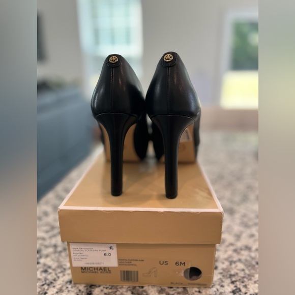 NWT Michael Kors Leather Black Pumps Size 6 - Picture 5 of 5